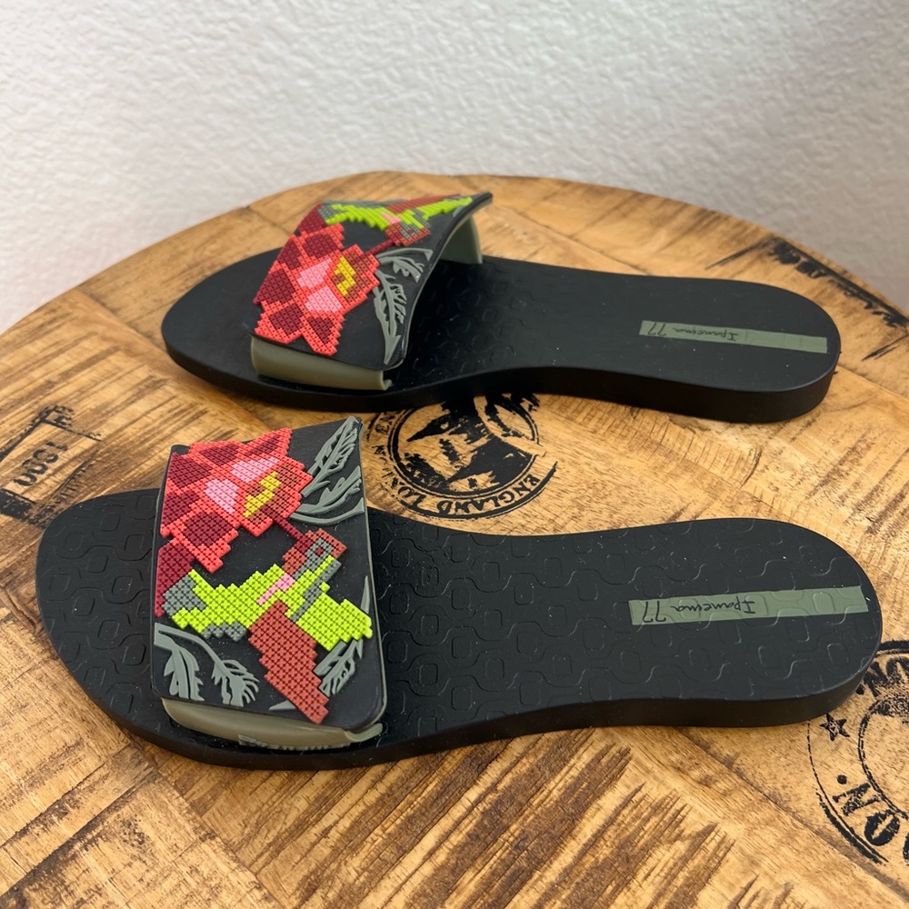 Ipanema Black Sandals with Hummingbirds - Picture 6 of 7